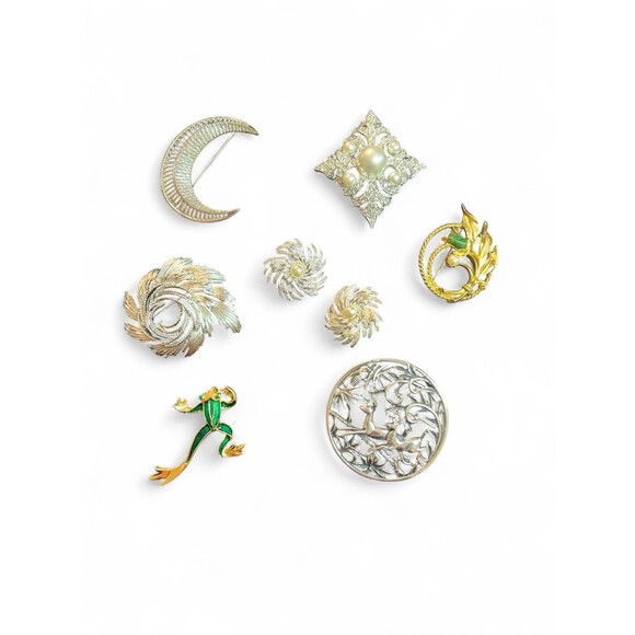 Sarah Coventry Jewelry - Vintage Lot Brooches Pins Sarah Coventry Lisner Gold Silver Tone Signed Scarf